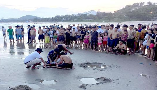 2 học sinh lớp 9 bị sóng cuốn tử vong khi tắm biển ở Bình Thuận