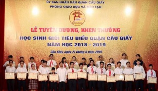 Phòng GD&ĐT quận Cầu Giấy lý giải về phần thưởng “rỗng ruột” tặng học sinh tiêu biểu