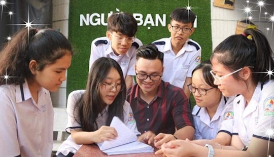 "Bài tập về nhà" của thầy giáo Ngữ văn khiến học sinh, phụ huynh rơi nước mắt