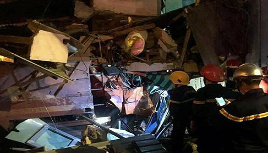TP. HCM: Xe ben đổ dốc tông sập nhà dân