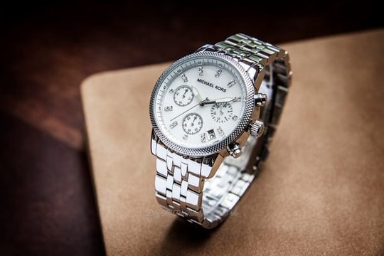 Nên mua đồng hồ Michael Kors xách tay hay chính hãng?