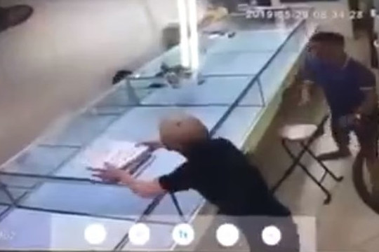 Nam thanh niên ôm khay vàng bỏ chạy trên phố cổ