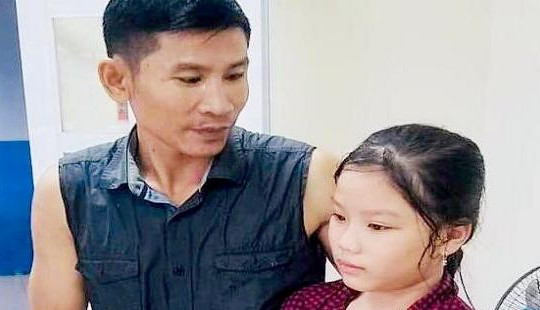 Bình Dương: Giải cứu hai cha con bị nước cuốn trôi khi đi câu cá