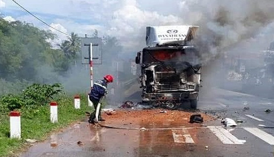 Xe container tông liên hoàn 3 phương tiện giao thông, rồi bốc cháy dữ dội