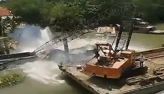 Cần cẩu gãy đôi khi trục vớt xe tải gây sập cầu BOT Tân Nghĩa