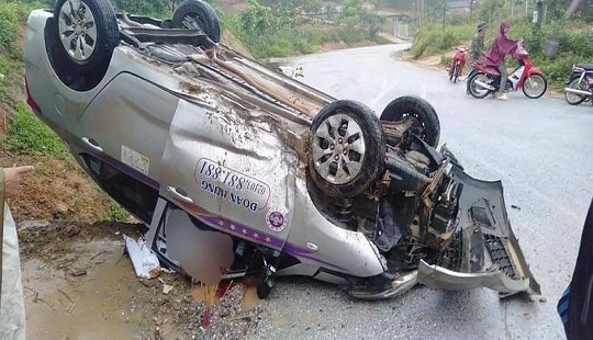 Lật xe taxi, tài xế tử vong trong cabin