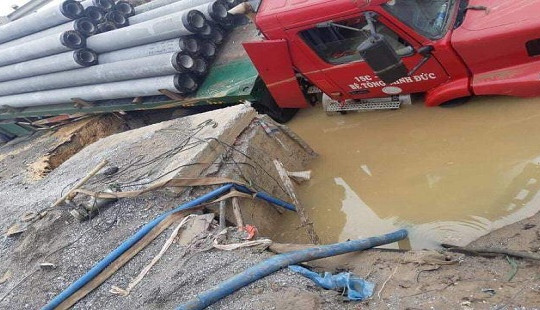 Xe container làm vỡ đường ống, 3 quận của Hà Nội có nguy cơ mất nước