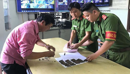 Phát hiện bao đạn 150 viên nằm cạnh đường ray tàu lửa