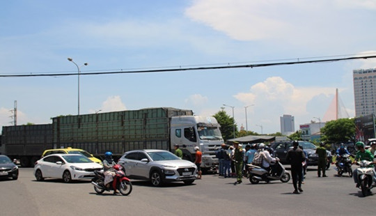 Người phụ nữ tử vong thương tâm dưới bánh xe tải
