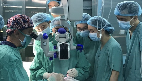 Bác sỹ người Mỹ mang giác mạc qua Việt Nam để ghép cho bệnh nhân