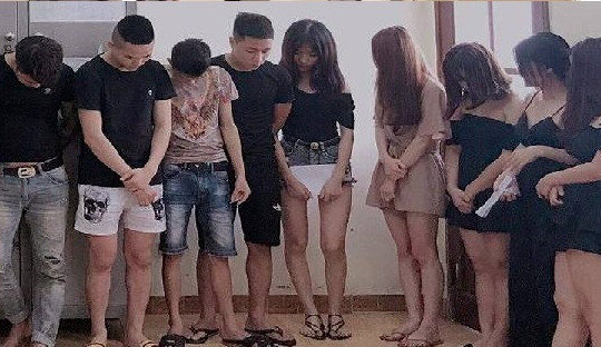 Tóm gần 20 nam nữ đang phê ma túy trong quán karaoke lúc sáng sớm