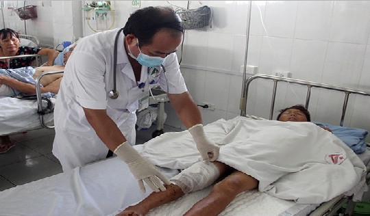 Dùng điện thoại lúc trời mưa, hai em nhỏ bị sét đánh bỏng nặng