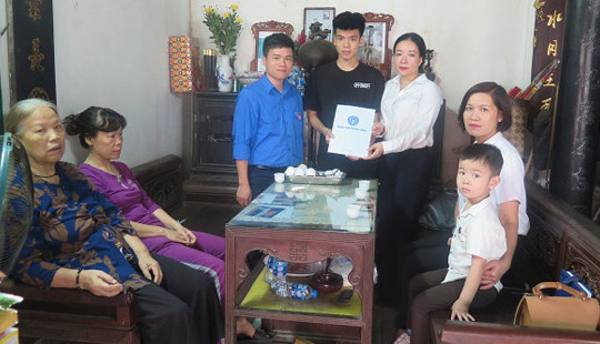 Triển khai hỗ trợ tặng thẻ BHYT cho người có hoàn cảnh khó khăn và giúp đỡ bệnh nhân nghèo