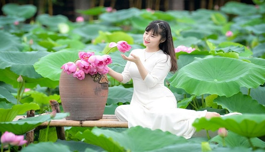 Khỏa thân chụp ảnh ở hồ sen: Nghệ thuật hay sự dung tục?