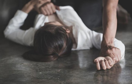 Dùng dao khống chế cô gái để hiếp dâm