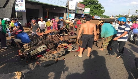 Xe máy cày gãy trục tông trực diện vào xe máy, 10 người bị thương