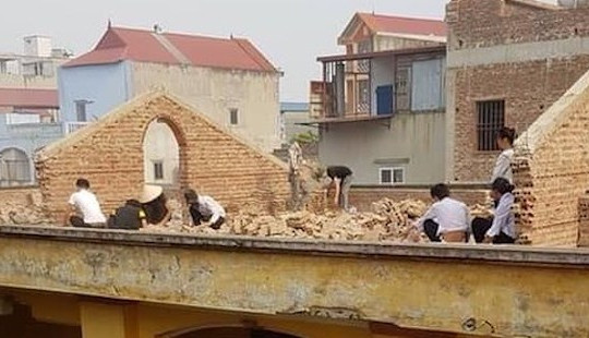 Kỷ luật cô giáo phạt học sinh đẽo gạch giữa trời nắng