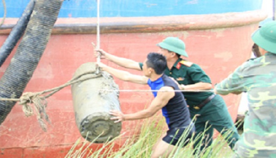 Hà Tĩnh: Trục vớt quả bom 400kg dưới lòng sông Lam
