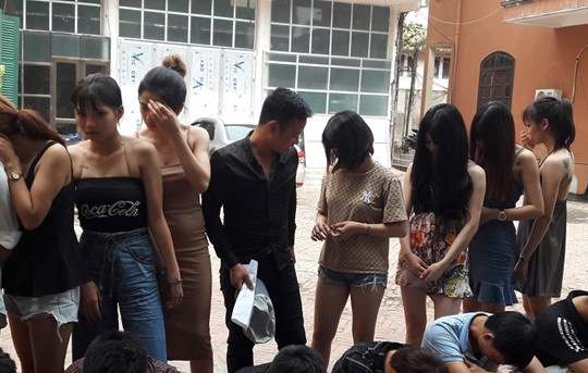 Bắt quả tang 24 nam, nữ phê ma túy trong quán karaoke Bạch Dương