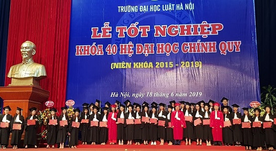 Trường Đại học Luật Hà Nội trao bằng tốt nghiệp cho hơn 1.800 tân cử nhân