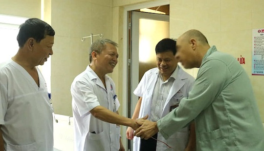 Du khách Mỹ nguy hiểm tính mạng vì sỏi niệu quản được bác sĩ Việt cứu sống