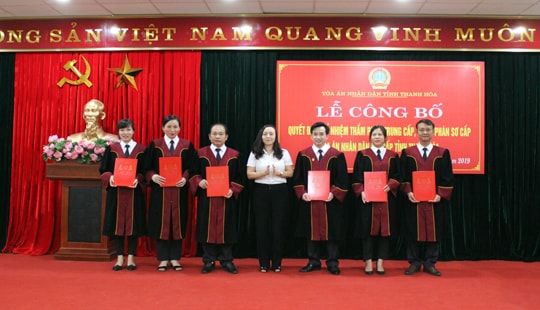 TAND Thanh Hóa trao quyết định bổ nhiệm chức danh Thẩm phán trung cấp và Thẩm phán sơ cấp