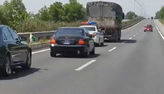 Tài xế bị tước bằng 2 tháng vì không nhường đường xe ưu tiên