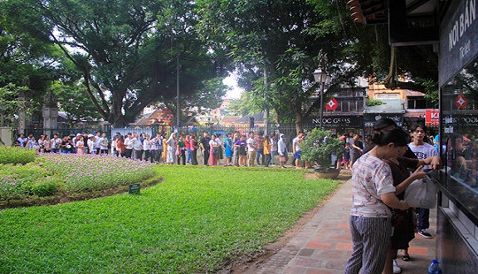 Phụ huynh cùng con nô nức đến Văn Miếu làm lễ cầu may trước “giờ G”