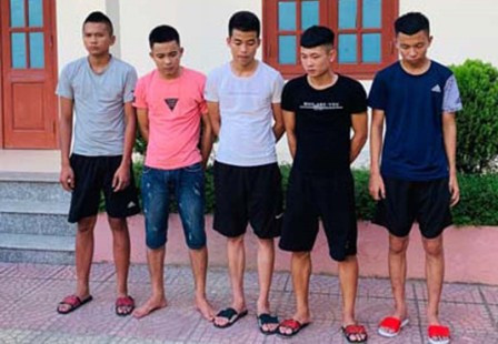 Bắt 5 đối tượng ném đá xe khách theo "chỉ đạo" của chủ quán cơm