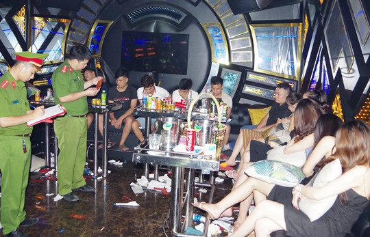 Gần 30 nam, nữ thanh niên "thác loạn" trong quán karaoke lúc rạng sáng