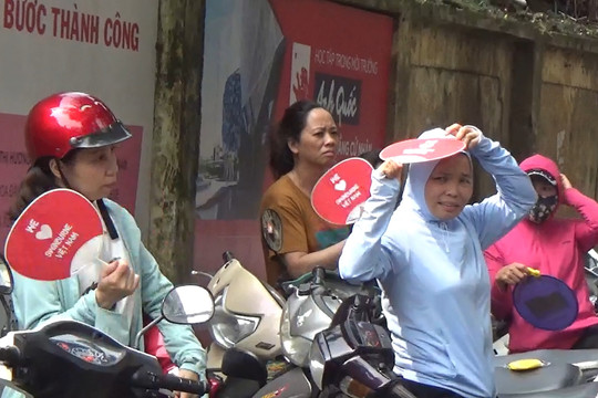Cha mẹ mong điều gì khi chờ đợi con làm bài thi?