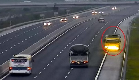 Đi lùi, đi ngược chiều trên cao tốc: Những cú quay đầu “tử thần”