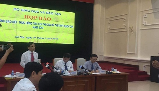 Các bài đạt điểm cao phải được chọn để chấm kiểm tra