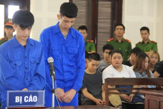 Rủ nhau mang kiếm tự chế đi chém đối thủ để trả thù