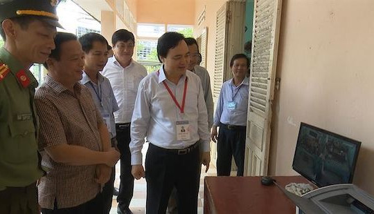 Bộ trưởng Phùng Xuân Nhạ kiểm tra công tác chấm thi tại tỉnh Bình Định