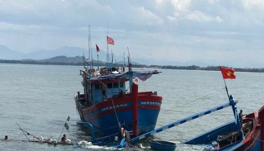 Quảng Ngãi: Chìm tàu cá, 8 người may mắn được cứu sống