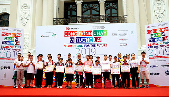 Hơn 1.700 người chạy gây quỹ học bổng cho trẻ em nghèo tại TP. Hồ Chí Minh