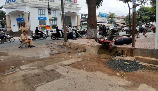 Tông vào cột đèn chiếu sáng, 2 người thương vong