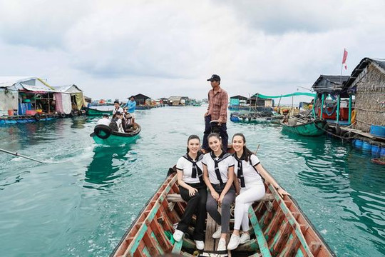 Hoa hậu Tiểu Vy: Tự hào khi đến vùng biển đảo xa xôi nhất tặng sách