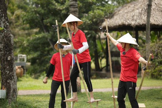 Chạy đi chờ chi: Trấn Thành, Lan Ngọc khổ sở với thử thách đi cà kheo