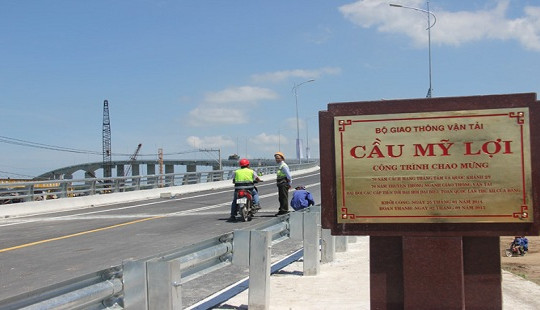 Liên tiếp 2 sà lan bị chìm do đâm vào trụ chống bảo vệ cầu Mỹ Lợi