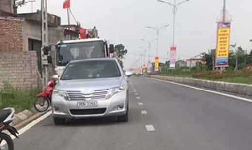 Tịch thu súng của Giám đốc doanh nghiệp dọa đối thủ sau va chạm giao thông