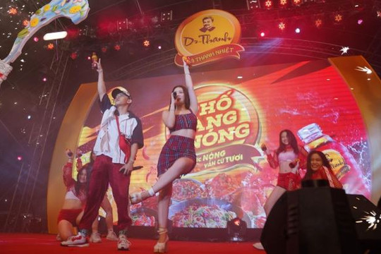 Bỏ mặc AMEE, hot boy Kay Trần bất ngờ tình tứ với “cố nhân” trên sân khấu Phố Hàng Nóng