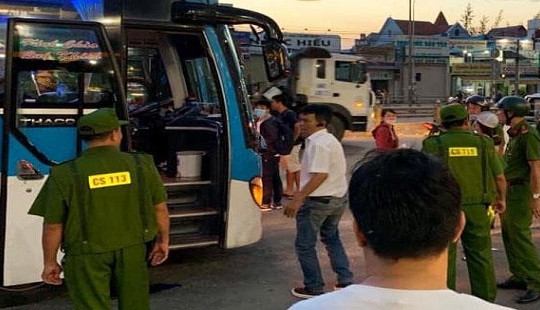 Hai thanh niên bịt mặt, chặn đầu xe khách cướp tài sản