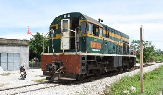 Người đàn ông bị đầu kéo xe lửa tông tử vong khi băng qua đường sắt