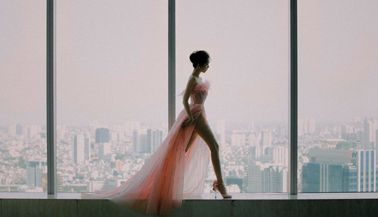 Nữ hoàng nội y Ngọc Trinh catwalk trên tầng cao khiến fan ngưỡng mộ