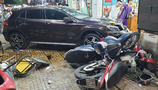 TP.HCM: Ô tô tông hàng loạt xe máy, ít nhất 6 người bị thương