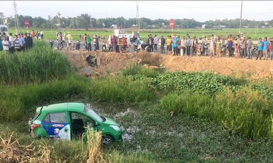 Tàu hỏa tông taxi, 2 người tử vong tại chỗ