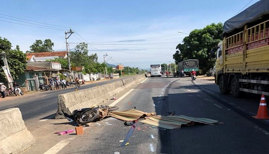 Băng qua dải phân cách, 2 vợ chồng bị xe tải tông tử vong