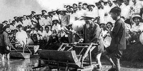 Phong cách Hồ Chí Minh về phát huy dân chủ, chăm lo đời sống nhân dân